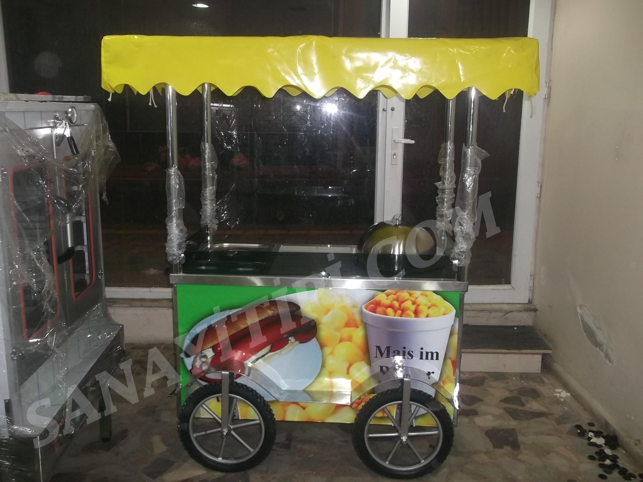 hotdog ve bardakta mısır seyyar arabası