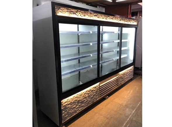 Siyah Gövdeli Aydınlatmalı Sütlük Dolabı